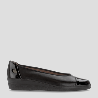 G06.402 - BLACK PATENT LEATHER FLATS