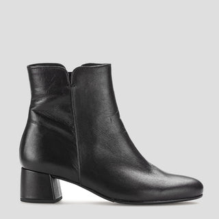 G75.680 - BLACK LEATHER ANKLE BOOTS